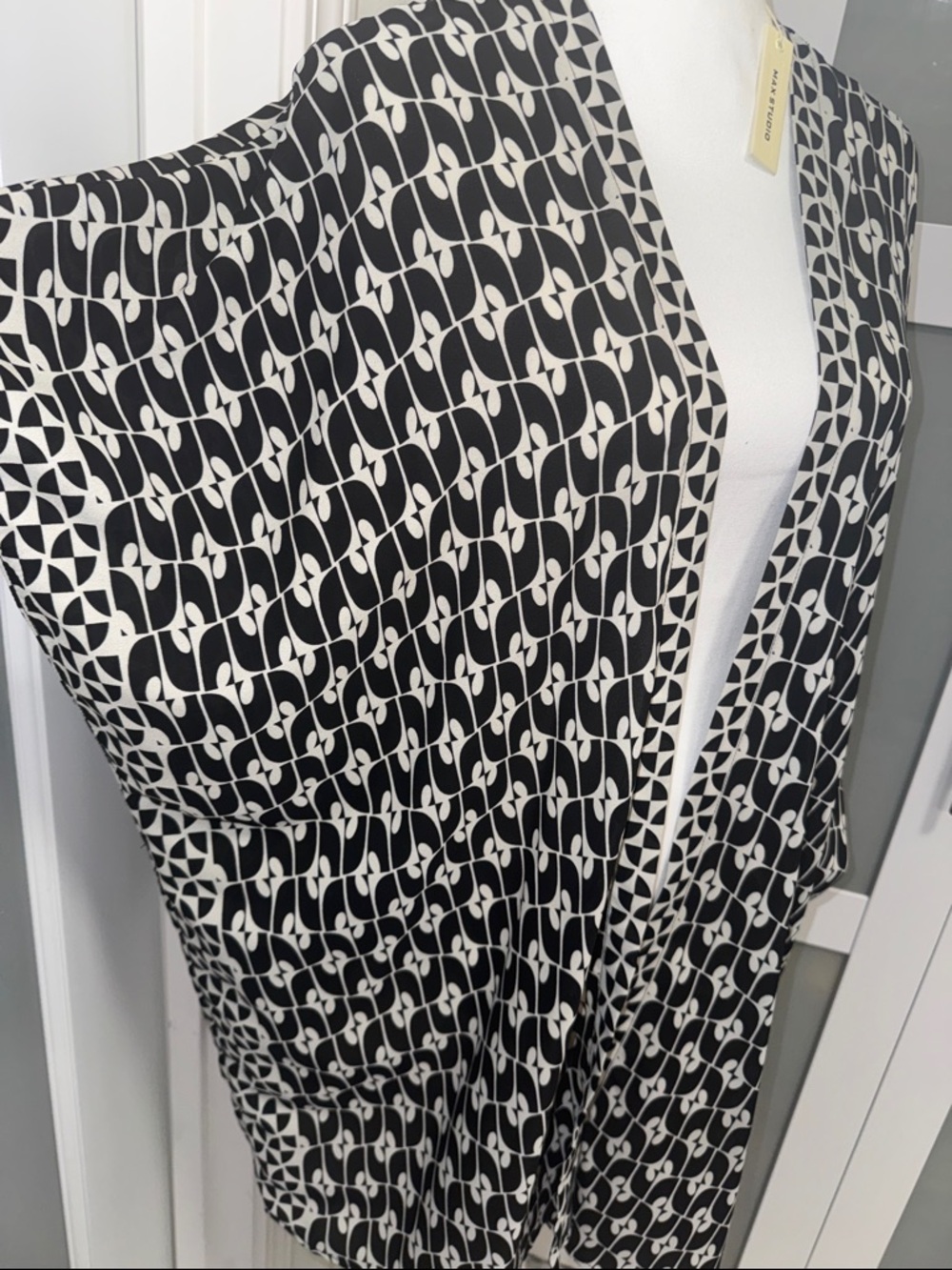 Max Studio Black and White Geometric Wrap Scarf - Picture 2 of 11
